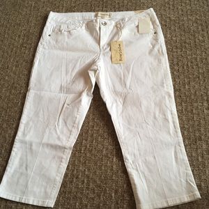 $11 SALE ❤️ NWT White Capris Cropped Pants Sz 17